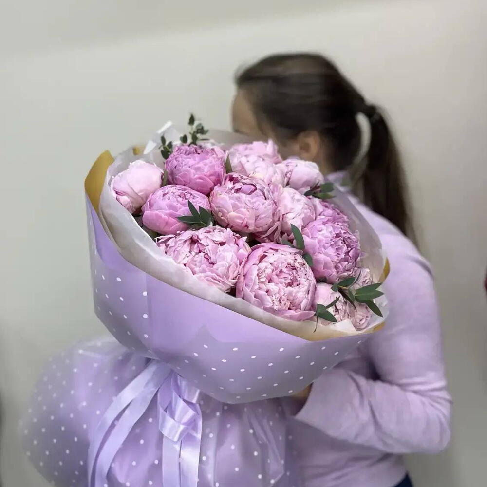 Букет из 15 пионов Сара Бернар с эвкалиптом