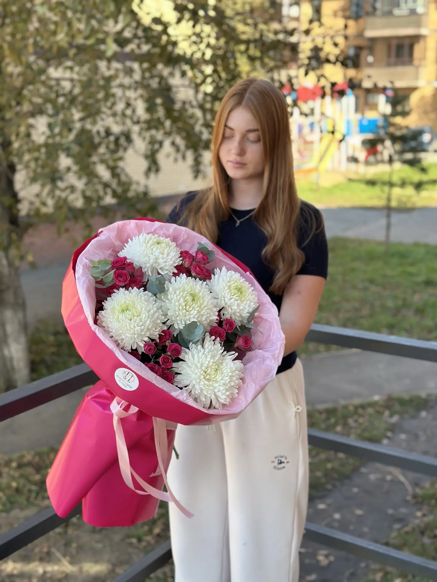 Букет с магнумом и кустовой розой